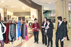 獲得獎(jiǎng)學(xué)金的學(xué)生參觀永旺店鋪